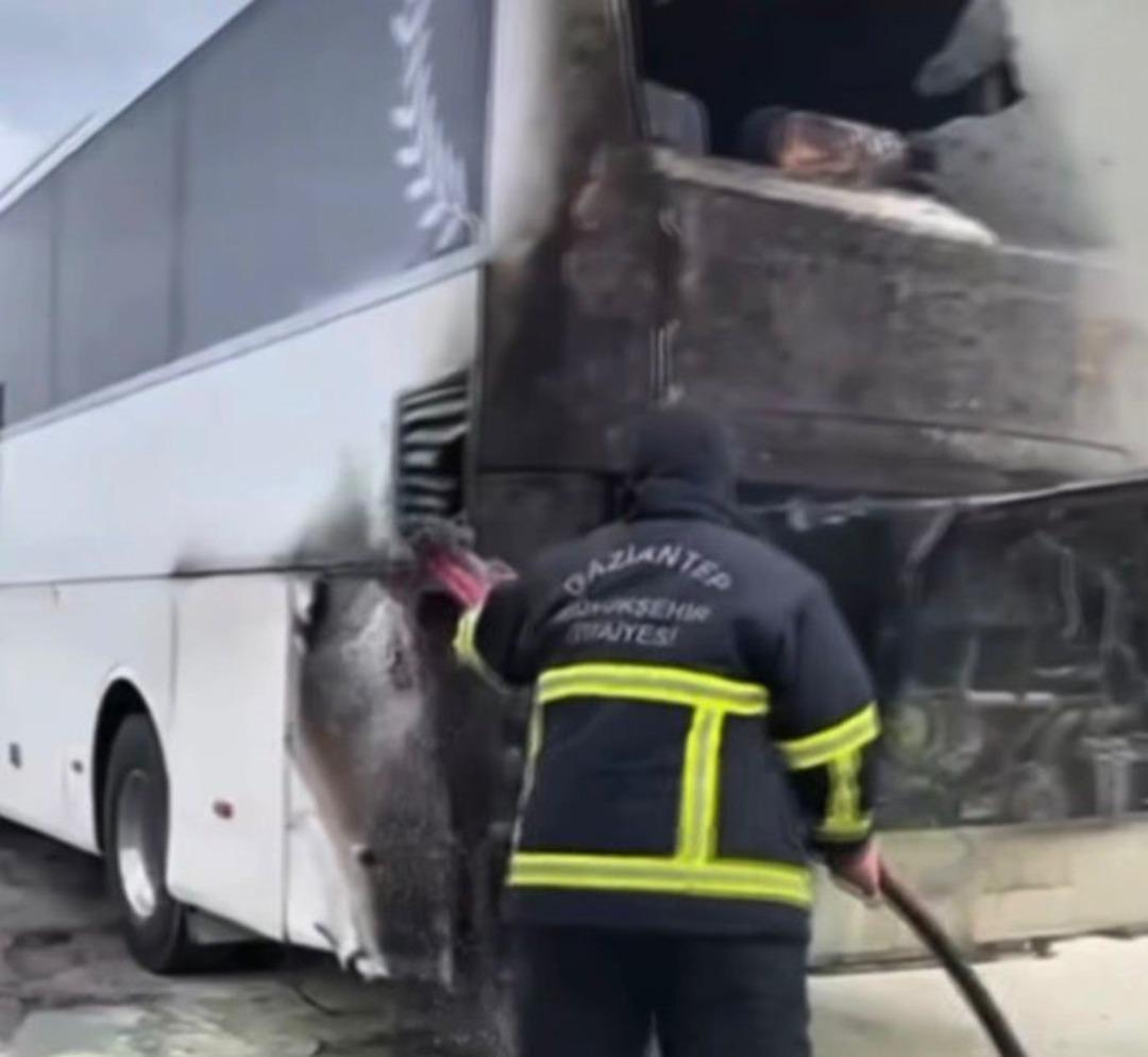 Gaziantep te yolcu otobüsünde çıkan yangını itfaiye söndürdü 1
