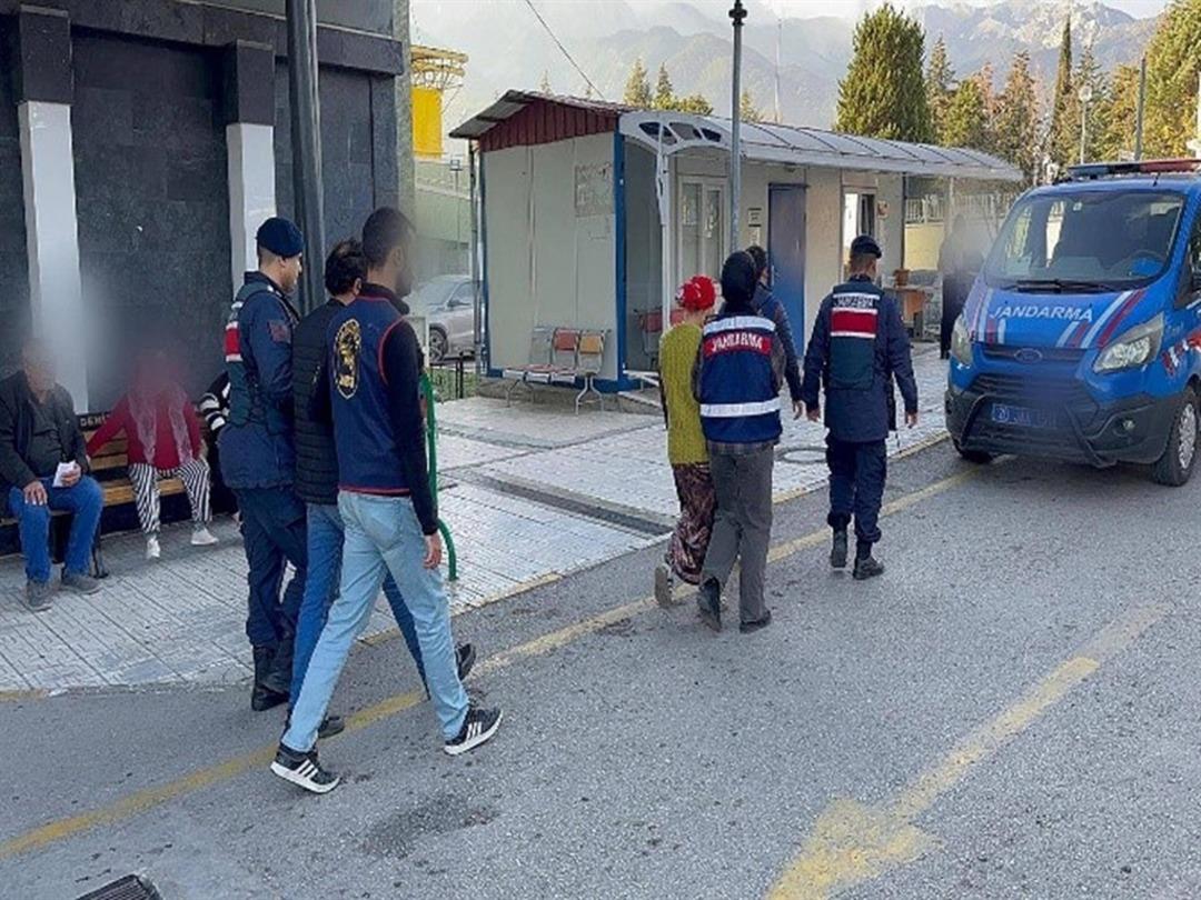 Denizli merkezli 2 ilde katalogdan evlilik vaadiyle dolandırıcılığa 5 gözaltı 2