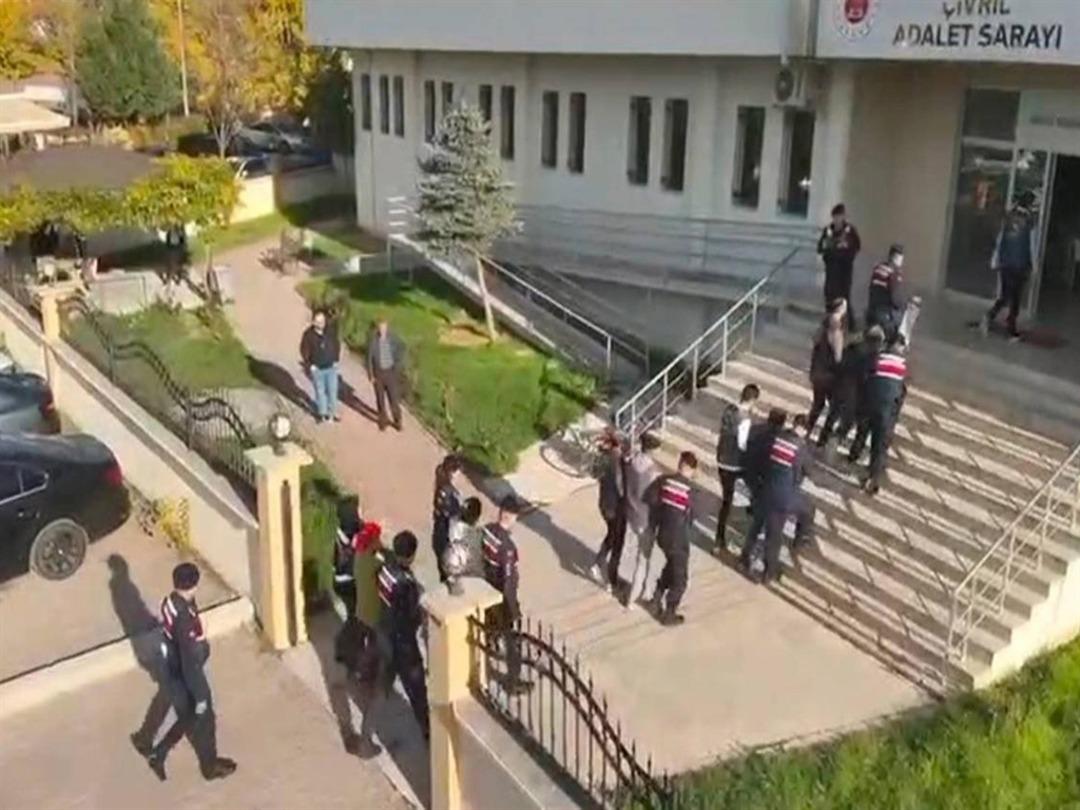 Denizli merkezli 2 ilde katalogdan evlilik vaadiyle dolandırıcılığa 5 gözaltı 3