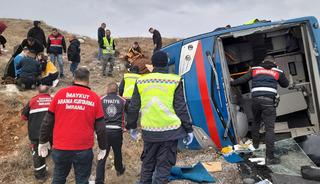 Cezaevi aracı devrildi! Yaralılar var