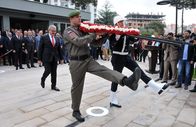 Şehit dayısının mezar taşını öptü