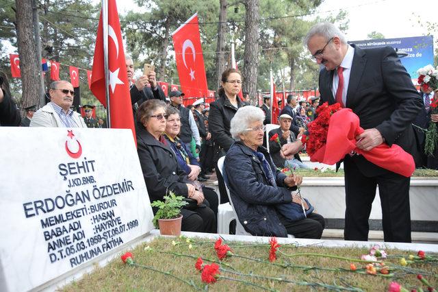 Şehit dayısının mezar taşını öptü