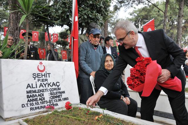 Şehit dayısının mezar taşını öptü