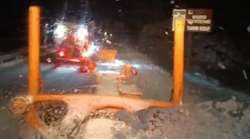 Antalya'da mevsimin ilk karı yağdı! Karayolu beyaza büründü