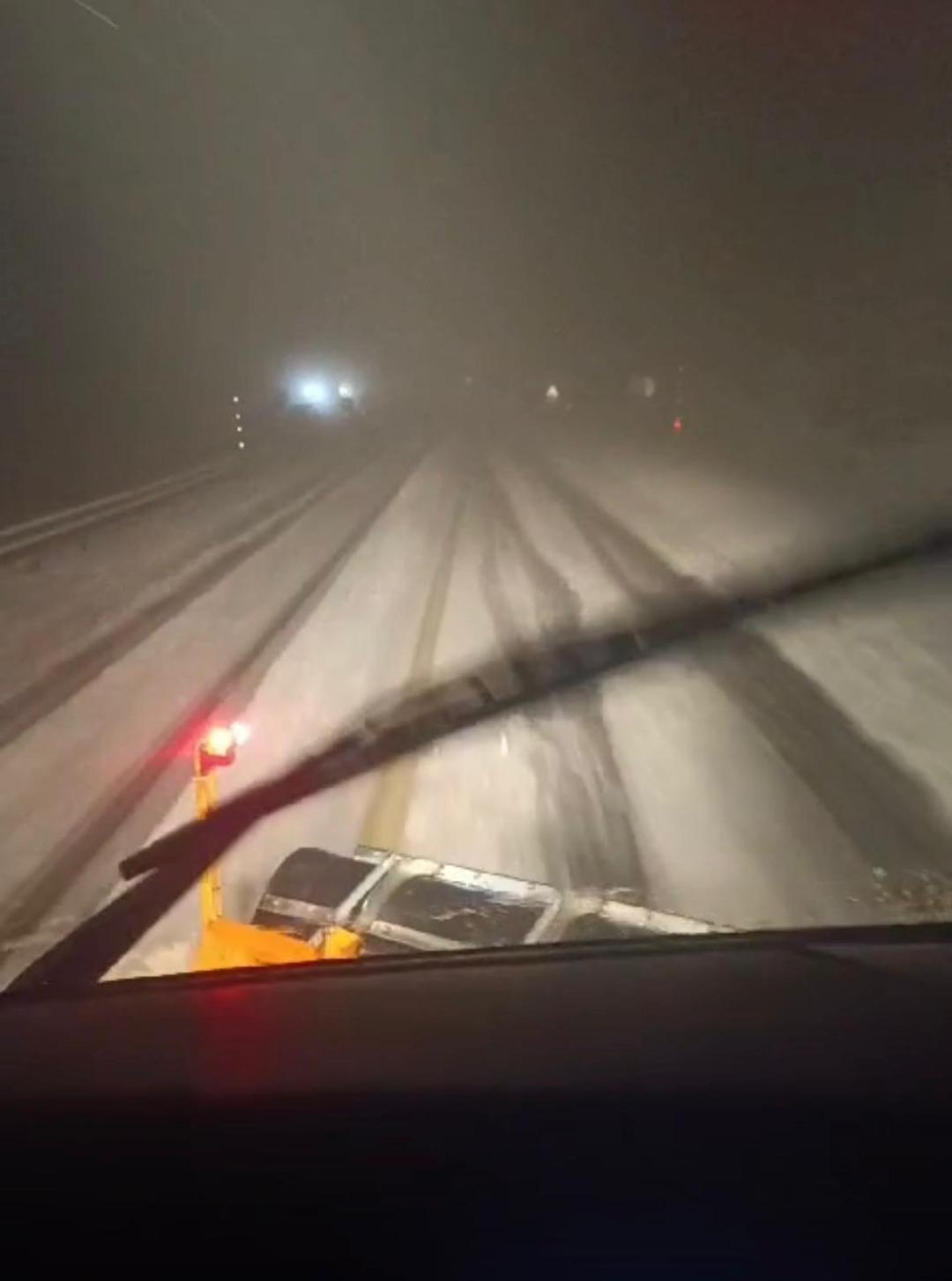 Antalya da mevsimin ilk karı yağdı! Karayolu beyaza büründü 1