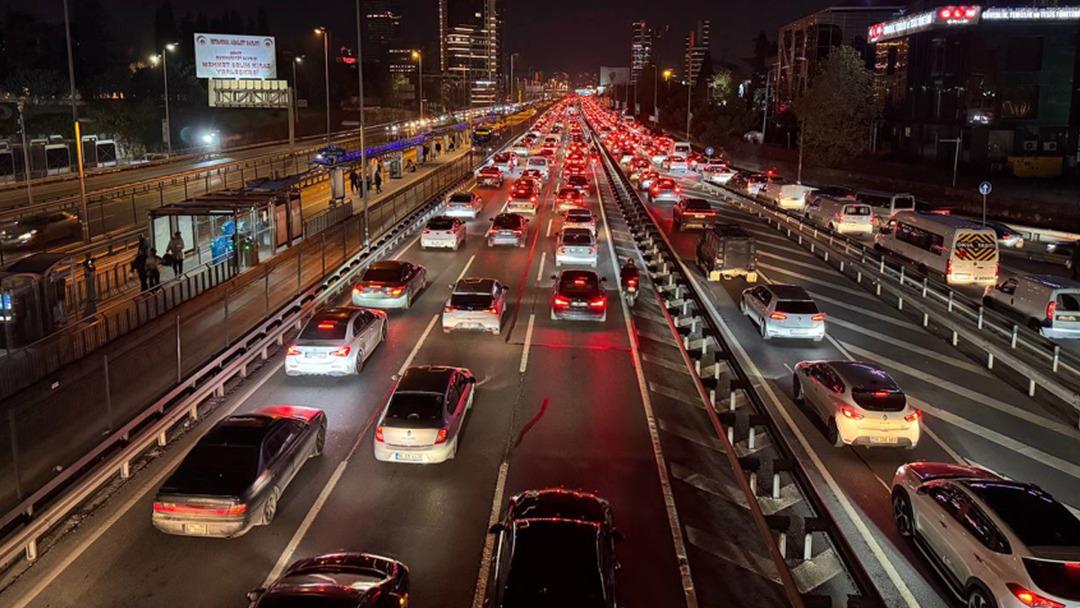 İstanbul da akşam saatlerinde trafik yoğunluğu yüzde 72 ye çıktı 1