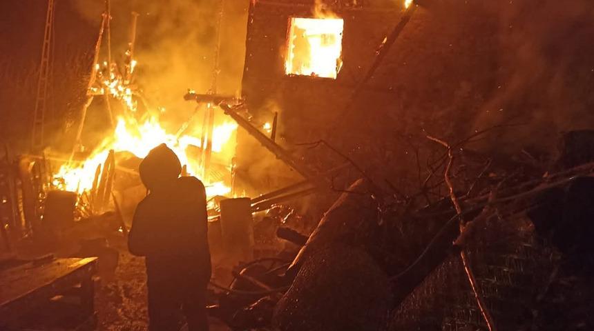 Adana'da yangın! Ev kullanılamaz hale geldi