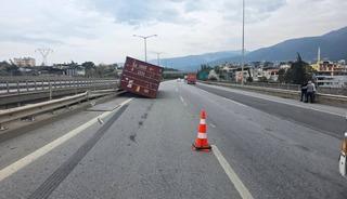 Fırtına nedeniyle seyir halindeki tırlar devrildi!