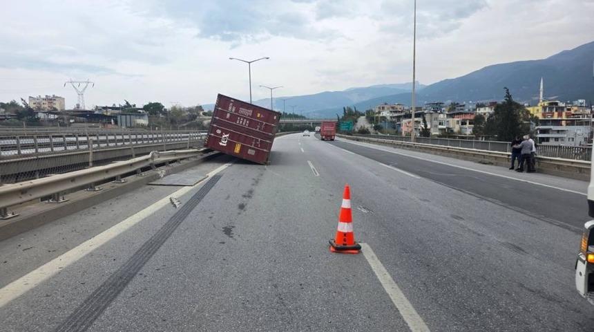 Hatay’da fırtına nedeniyle seyir halindeki tırlar devrildi