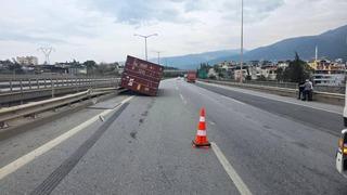 Hatay’da fırtına nedeniyle seyir halindeki tırlar devrildi