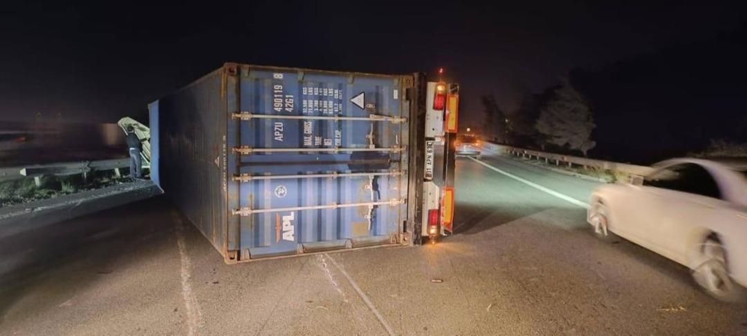 Hatay’da fırtına nedeniyle seyir halindeki tırlar devrildi 1