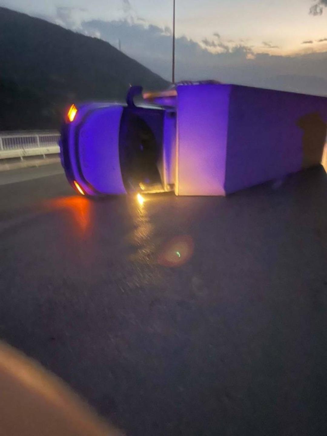 Hatay’da fırtına nedeniyle seyir halindeki tırlar devrildi 2