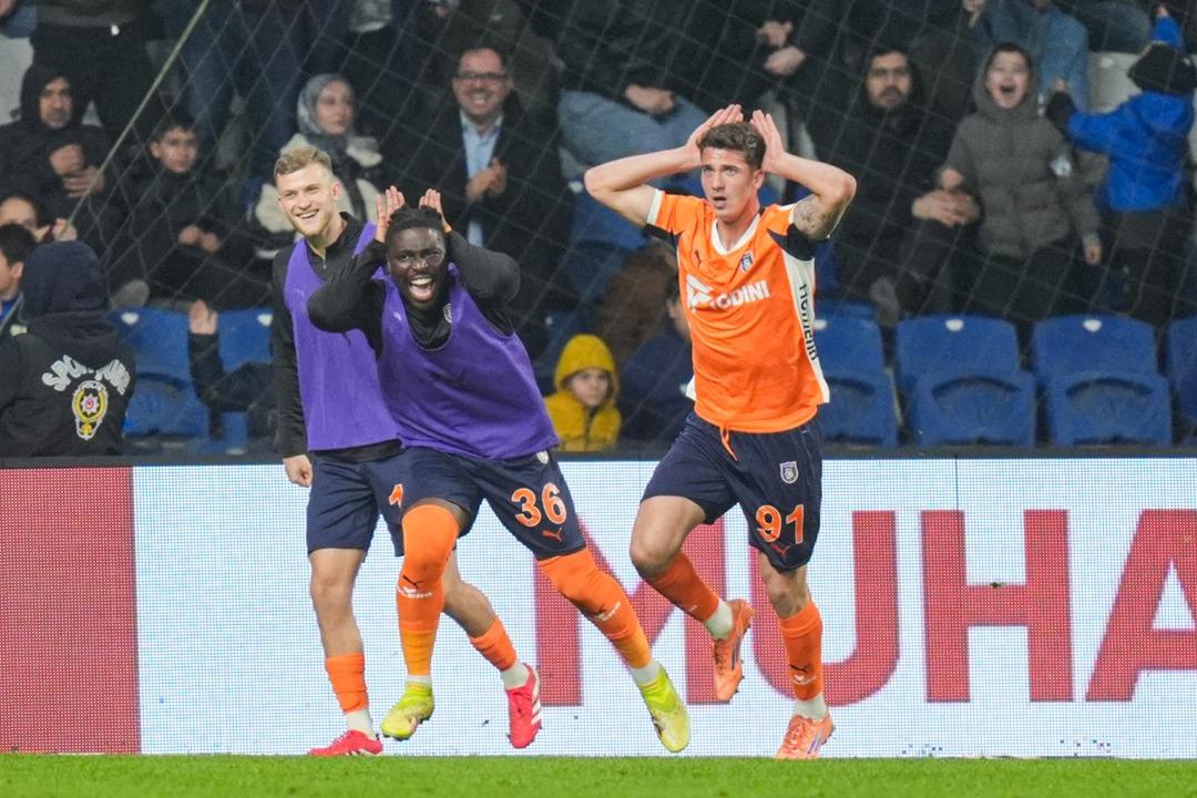 (&Ouml;zet) Rams Başakşehir - Fenerbah&ccedil;e Ma&ccedil;ı &Ouml;zeti ve T&uuml;m &Ouml;nemli Anları 7