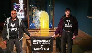 İngiltere'de kraliyet tacına muhallebili saldırı