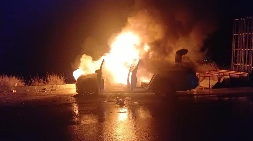 Park halindeki araç alev topu oldu, geriye hurda kaldı