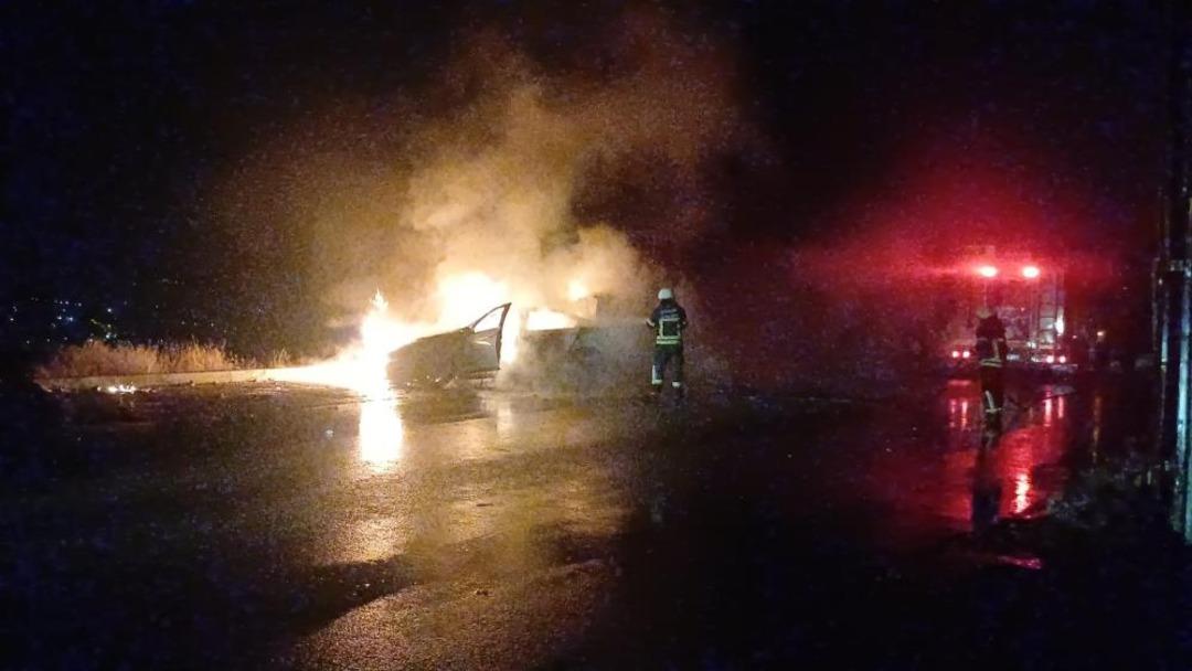 Park halindeki araç alev topu oldu, geriye hurda kaldı 1