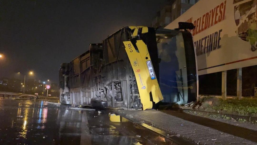 İstanbul da bugün sokakta yürümek bile zor! 7 Aralık Pazar günü yağmur yolları göle çevirdi, kazalar art arda geldi 6