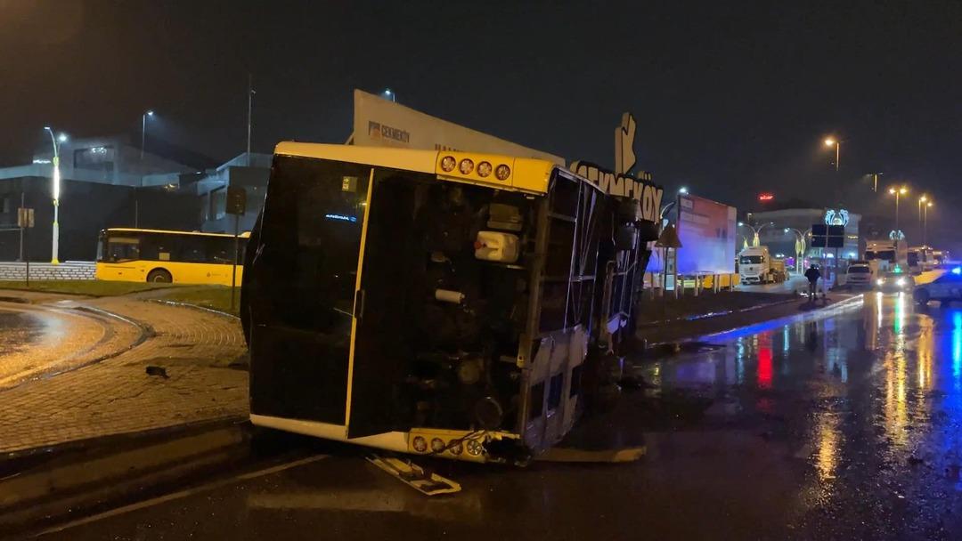 İstanbul da bugün sokakta yürümek bile zor! 7 Aralık Pazar günü yağmur yolları göle çevirdi, kazalar art arda geldi 7