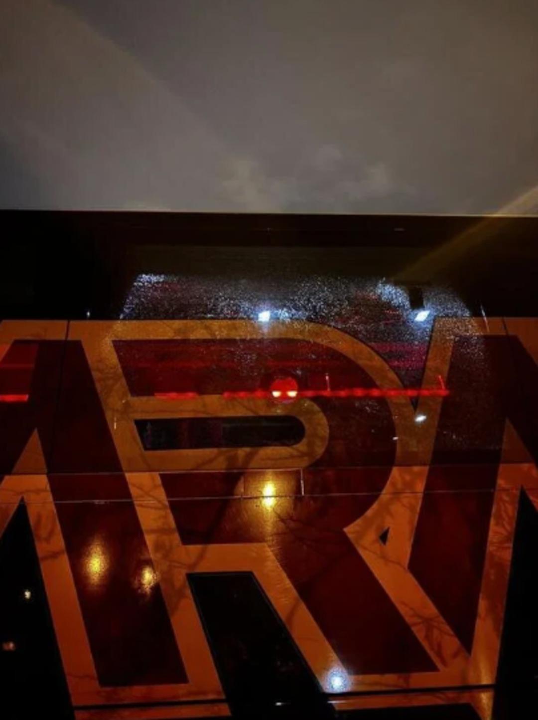 Gece yarısı yaşandı! Galatasaray takım otobüsüne taşlı saldırı: Kulüpten resmi açıklama geldi 1