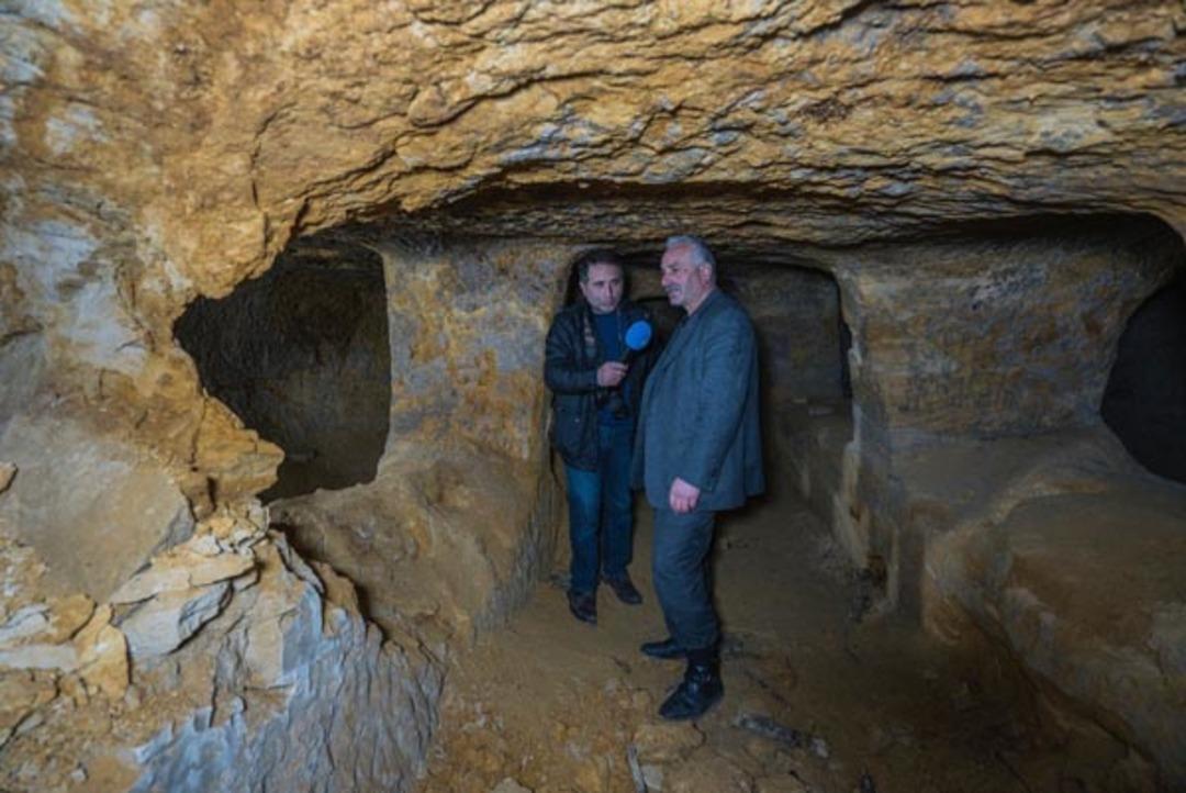 Binlerce yıllık yeraltı yerleşim yerini defineciler tahrip etti 