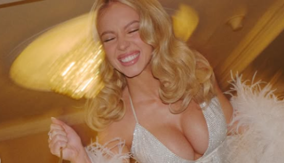 Hazırlık anları! Göğüslerini elleriyle kapamaya çalıştı