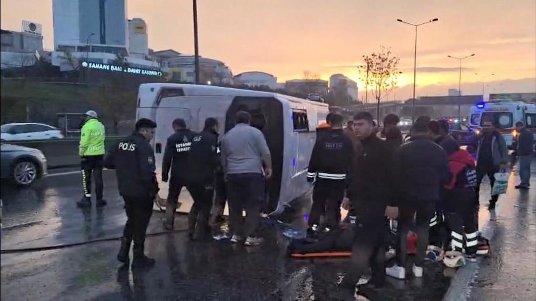 İstanbul da bugün sokakta yürümek bile zor! 7 Aralık Pazar günü yağmur yolları göle çevirdi, kazalar art arda geldi 9