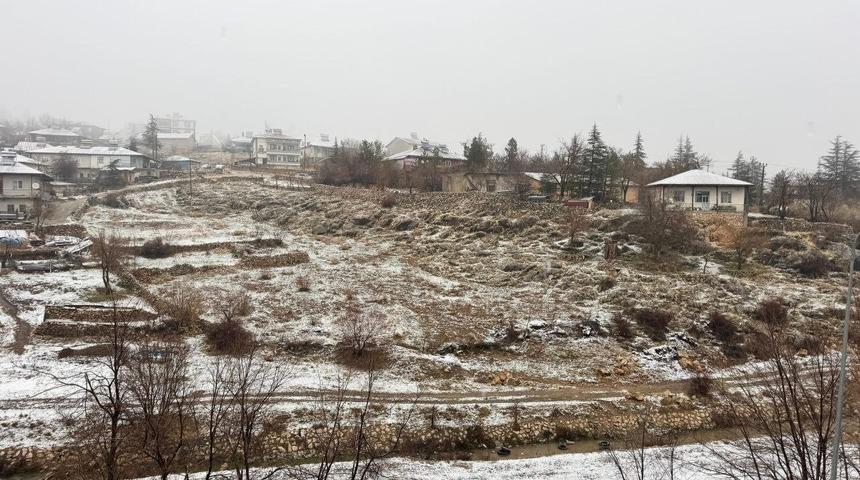 Adana’nın yüksek kesimlerine kar yağdı