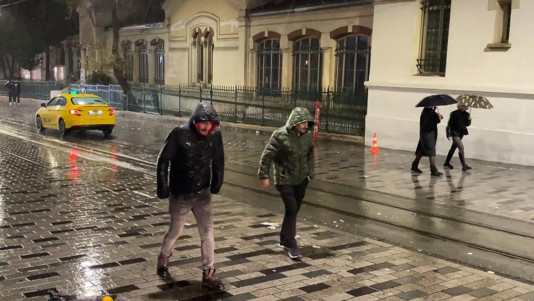 İstanbul da bugün sokakta yürümek bile zor! 7 Aralık Pazar günü yağmur yolları göle çevirdi, kazalar art arda geldi 1
