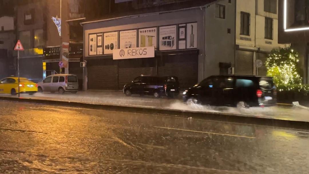 İstanbul da bugün sokakta yürümek bile zor! 7 Aralık Pazar günü yağmur yolları göle çevirdi, kazalar art arda geldi 2