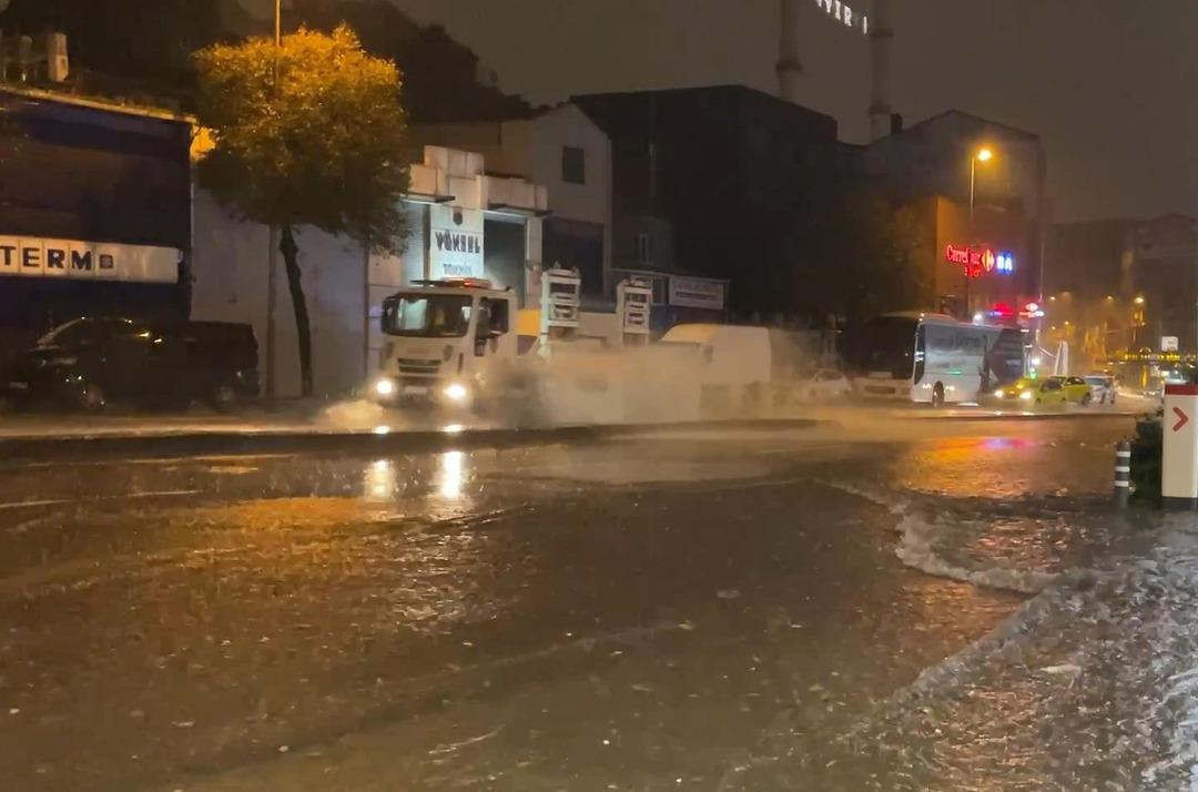 İstanbul da bugün sokakta yürümek bile zor! 7 Aralık Pazar günü yağmur yolları göle çevirdi, kazalar art arda geldi 3