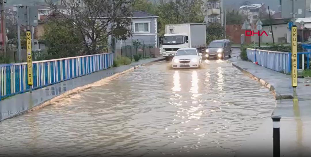 İstanbul da bugün sokakta yürümek bile zor! 7 Aralık Pazar günü yağmur yolları göle çevirdi, kazalar art arda geldi 4