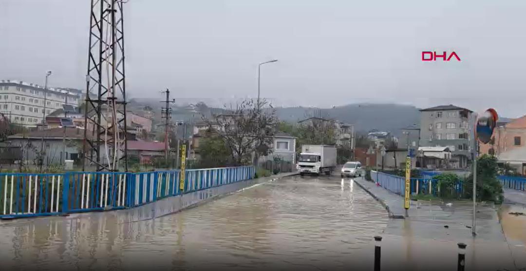 İstanbul da bugün sokakta yürümek bile zor! 7 Aralık Pazar günü yağmur yolları göle çevirdi, kazalar art arda geldi 5