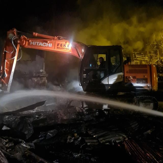 Feke’de ev yangını: bir ev kül oldu, lojman zarar gördü 5