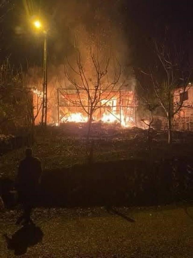 Feke’de ev yangını: bir ev kül oldu, lojman zarar gördü 3