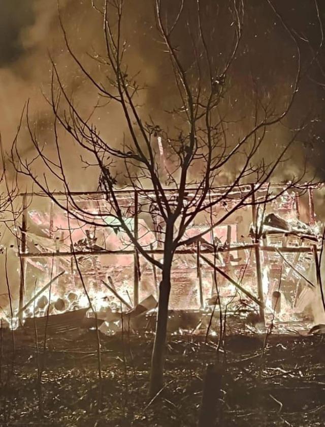 Feke’de ev yangını: bir ev kül oldu, lojman zarar gördü 2