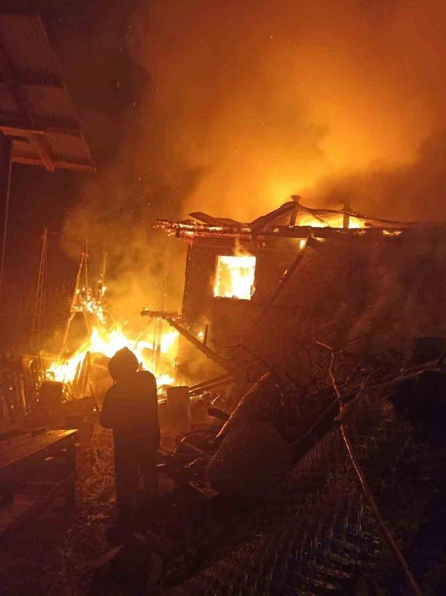 Feke’de ev yangını: bir ev kül oldu, lojman zarar gördü 1