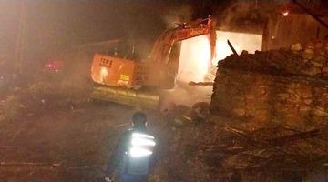 Feke’de ev yangını: bir ev kül oldu, lojman zarar gördü