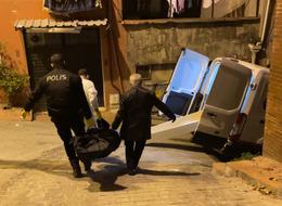 Perdeyi aralayınca arkadaşının cesedini gördü