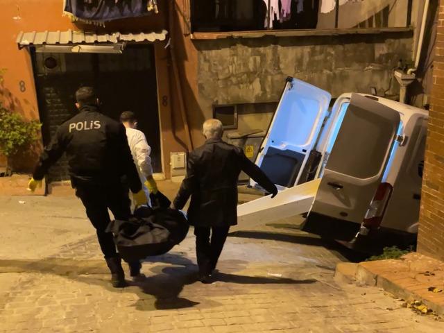 Perdeyi aralayınca arkadaşının cesedini gördü