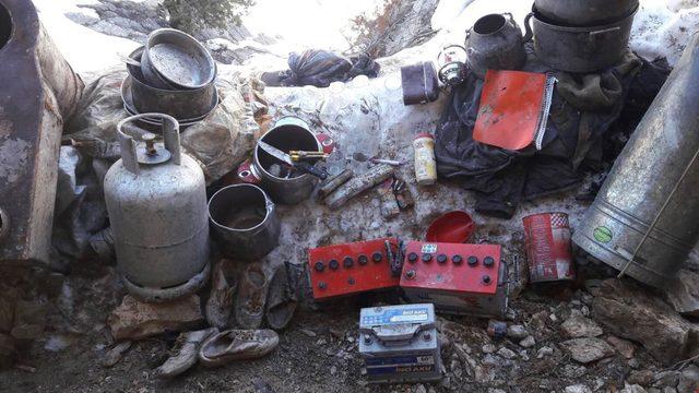 PKK sığınaklarında bomba düzenekleri ve yaşam malzemeleri bulundu