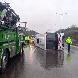 Maltepe’de servis minibüsü devrildi: 5 yaralı