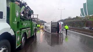 Maltepe’de servis minibüsü devrildi: 5 yaralı