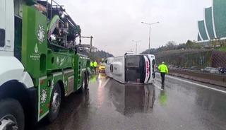 Maltepe’de servis minibüsü devrildi: 5 yaralı