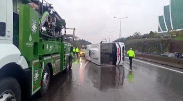 Maltepe’de servis minibüsü devrildi: 5 yaralı