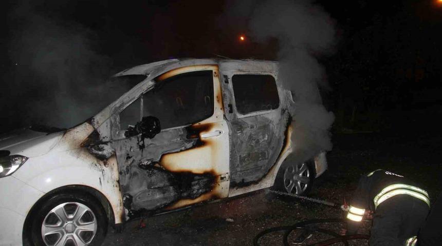 Ailesine kızıp aracını yaktı