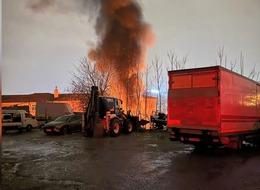 14 araç birden zarar gördü! İstanbul'da otoparkta yangın