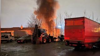 14 araç birden zarar gördü! Otopark yangınında yıldırım şüphesi