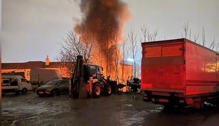 14 araç birden zarar gördü! İstanbul'da otoparkta yangın