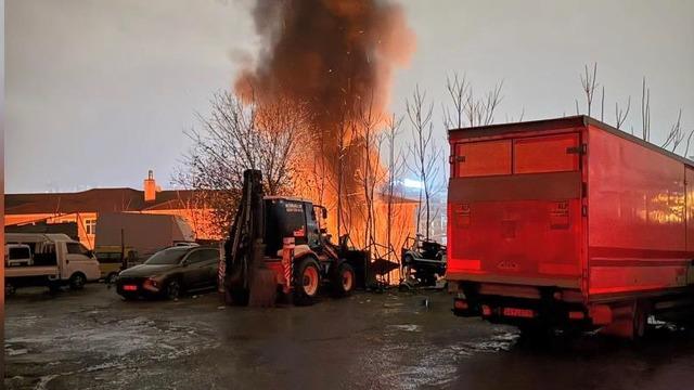 14 araç birden zarar gördü! Otopark yangınında yıldırım şüphesi