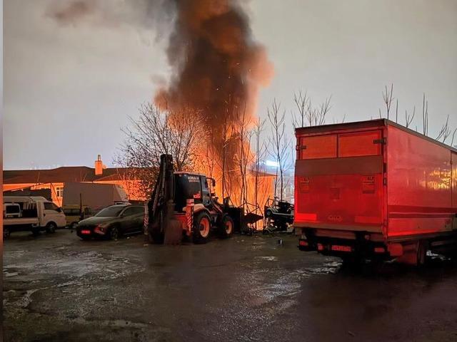 14 araç birden zarar gördü! Otopark yangınında yıldırım şüphesi